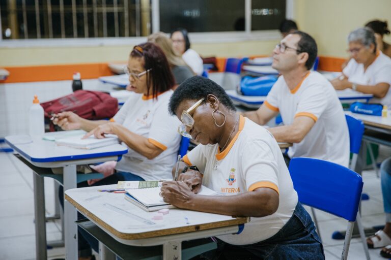Jovens e adultos estudando em sala de aula, simbolizando a Educação de Jovens e Adultos (EJA) em Niterói.