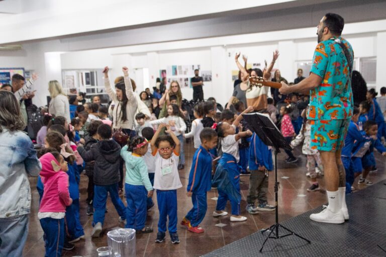 Crianças participam de show musical em evento do 'Tô de Férias na Escola' em Niterói.