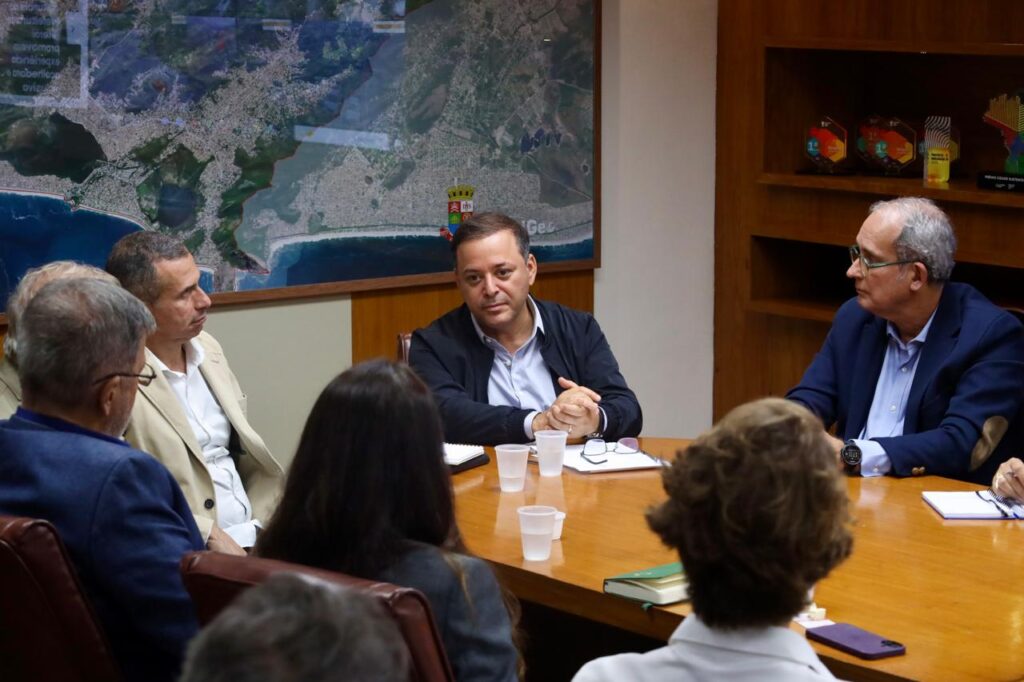 Prefeito Rodrigo Neves em evento sobre dragagem do Canal de São Lourenço em Niterói.