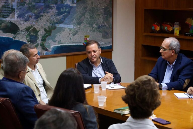 Prefeito Rodrigo Neves em evento sobre dragagem do Canal de São Lourenço em Niterói.