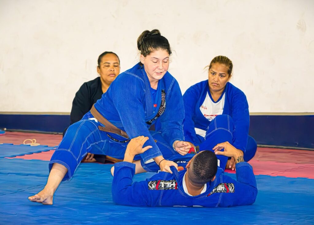 Crianças e jovens participando de aulas gratuitas de jiu-jitsu em Maricá, promovendo desenvolvimento e disciplina.