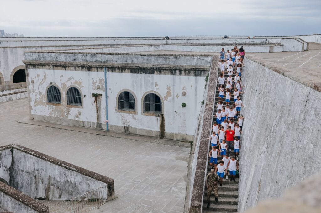 Estudantes da rede municipal de Niterói visitam pontos turísticos e culturais da cidade em ônibus temático do Circuito da Cidade.