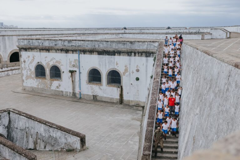 Estudantes da rede municipal de Niterói visitam pontos turísticos e culturais da cidade em ônibus temático do Circuito da Cidade.