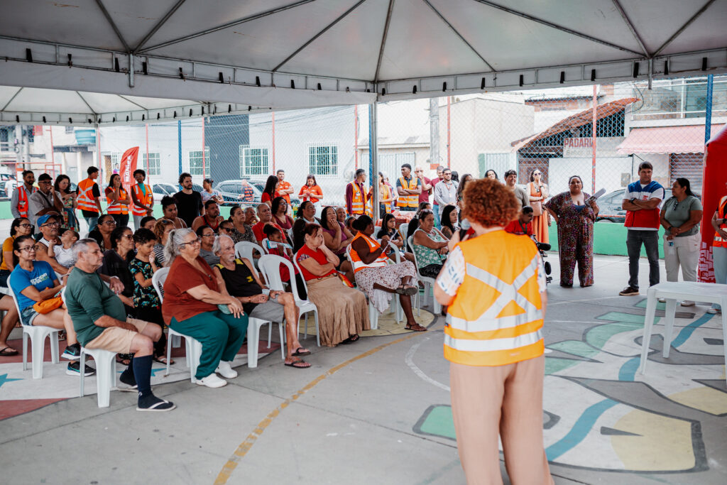 Moradores e representantes da Prefeitura de Maricá em reunião sobre melhorias habitacionais no Risca Faca.