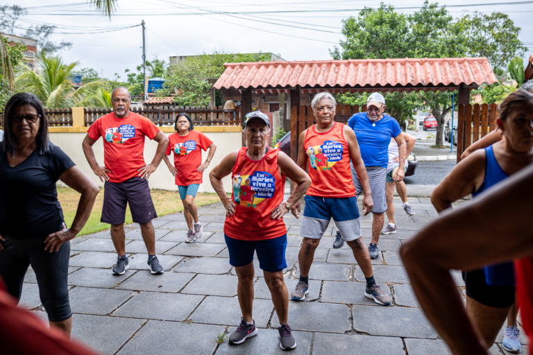 Idosos participam de atividades físicas e artísticas na Casa da Terceira Idade de Ponta Negra, em Maricá.