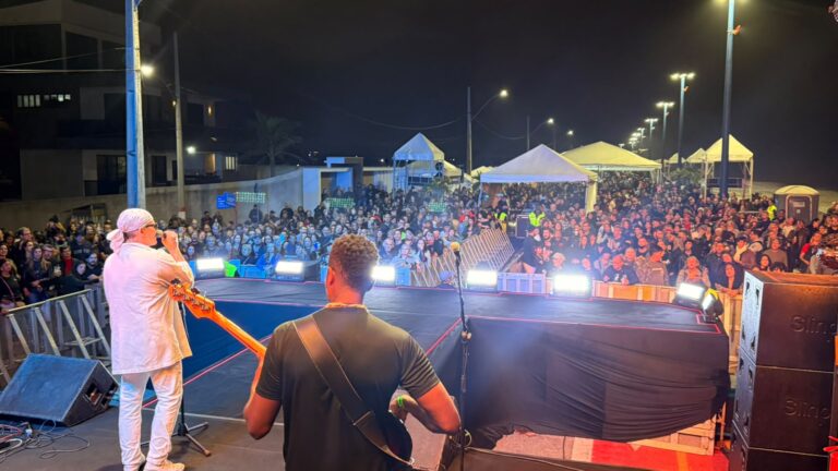 Motociclistas reunidos na orla de Itaipuaçu durante o Maricá Moto Fest, com motos estacionadas e público assistindo.