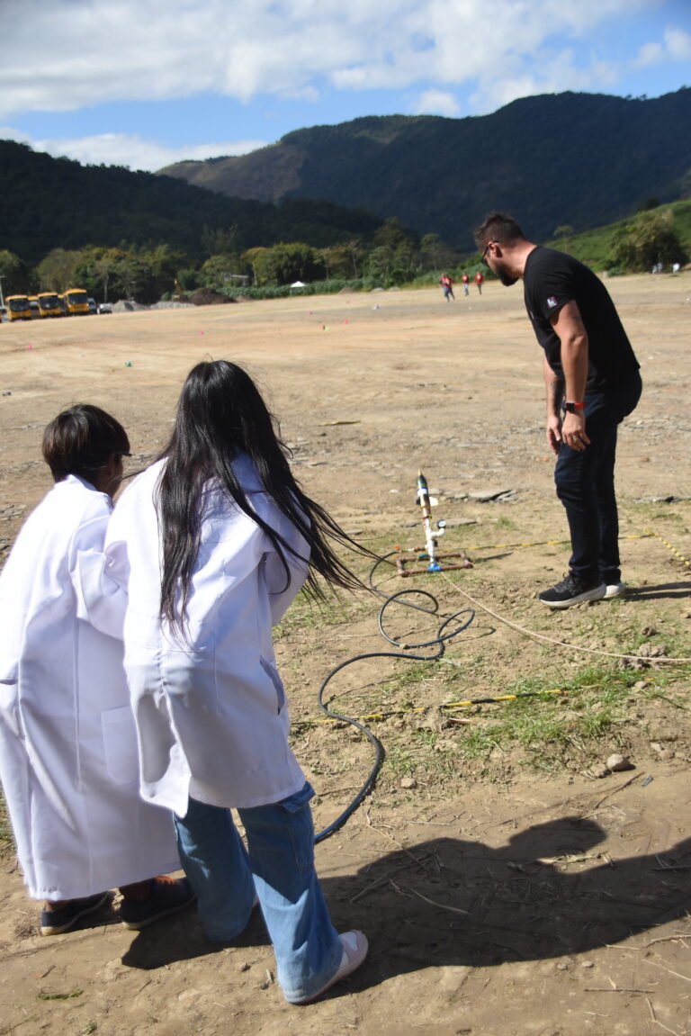 Estudantes de Maricá lançam foguetes feitos com materiais recicláveis durante competição no Espraiado.