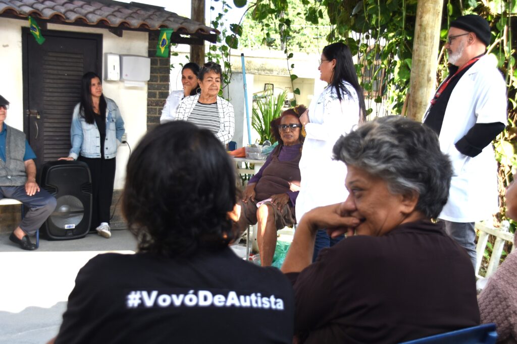 Idosos participam de atividade de saúde física e mental na Casa da Terceira Idade em Maricá.