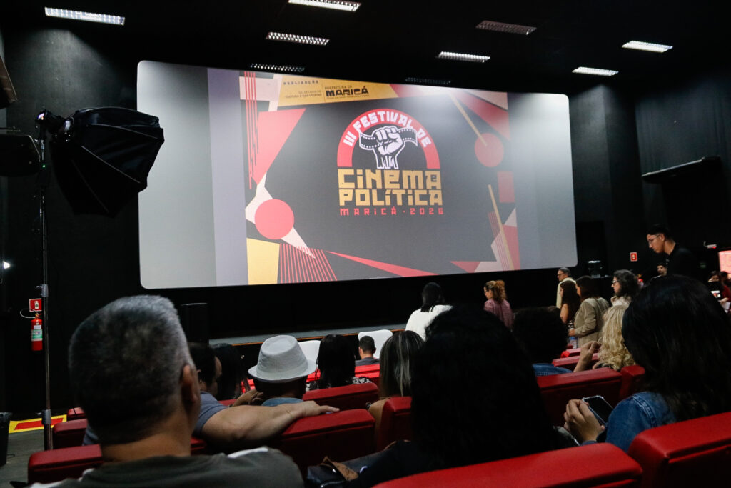 Público assiste a uma sessão de cinema no Cine Henfil, em Maricá.