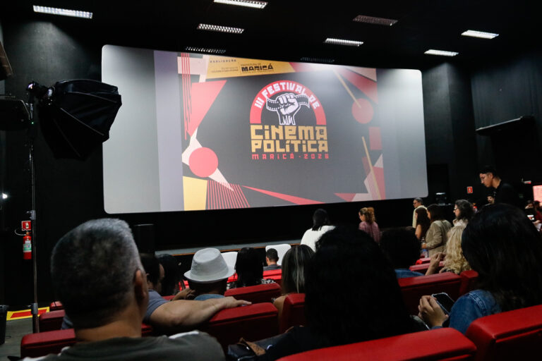 Público assiste a uma sessão de cinema no Cine Henfil, em Maricá.