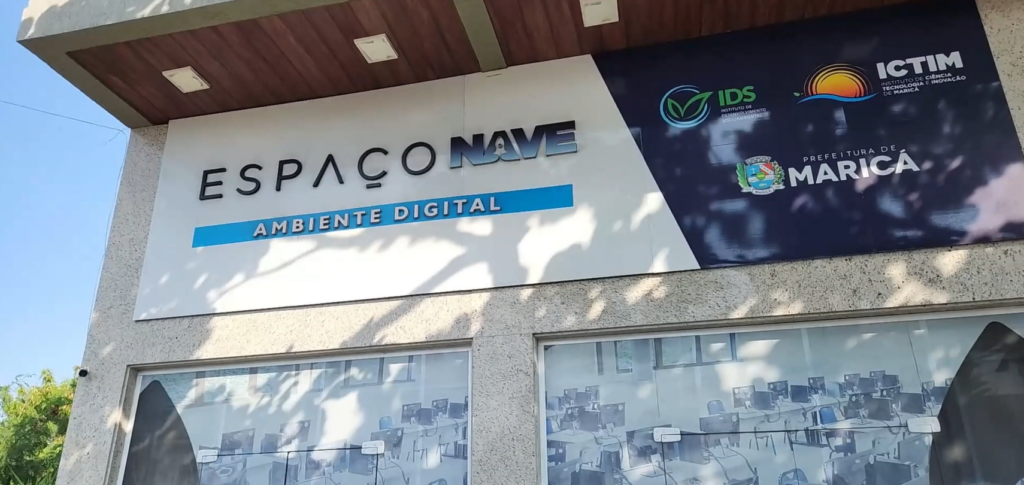 Pessoas utilizando computadores em sala de aula do Espaço Nave em Maricá, em atividade de inclusão digital.