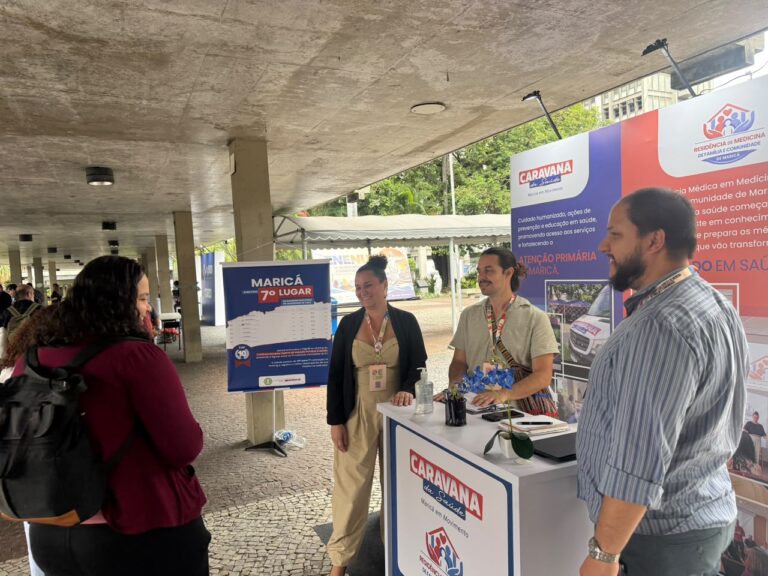 Equipe da Prefeitura de Maricá em congresso, apresentando programas de saúde como Residência Médica e Caravana.