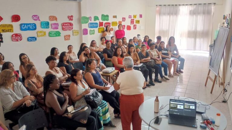 Pessoas em sala de aula participam de curso sobre saúde e desenvolvimento infantojuvenil em Maricá.