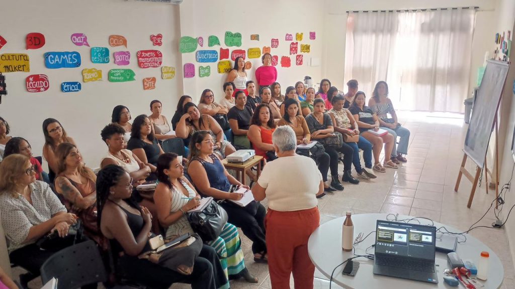 Pessoas em sala de aula participam de curso sobre saúde e desenvolvimento infantojuvenil em Maricá.