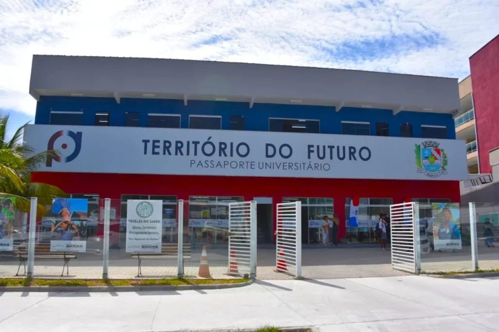 Pessoas participando de evento de ciência e tecnologia em Maricá, com foco em profissionais negros.