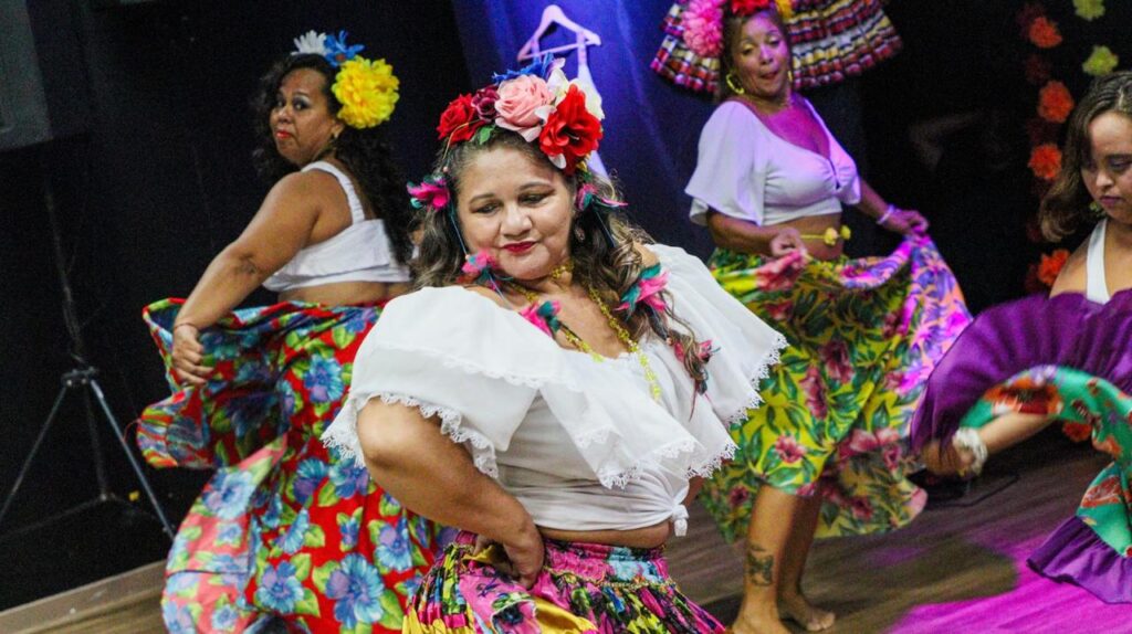 Pessoas participando de atividades culturais em praça pública, simbolizando o Gabinete da Cultura Itinerante em Maricá.