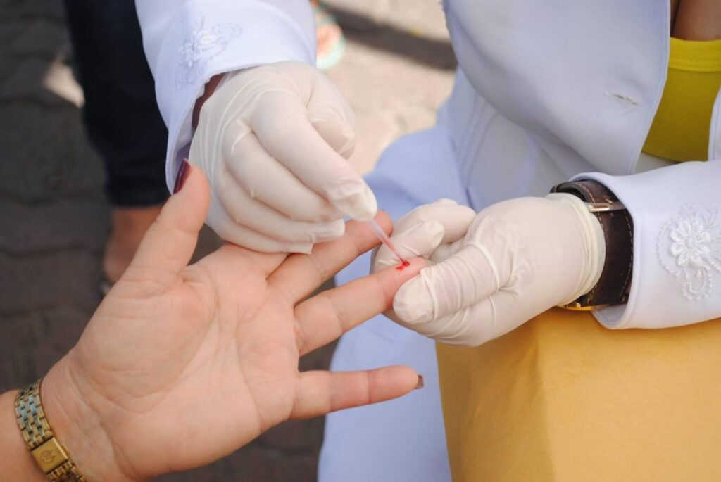 Pessoas participam de ação de saúde da Prefeitura de Maricá para conscientização e testagem de hepatites virais.