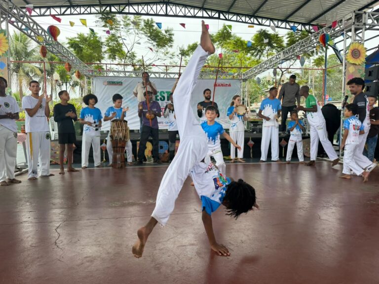 Jovens e crianças participam de oficinas culturais em Maricá, RJ, como parte do programa 'Cultura de Direitos'.