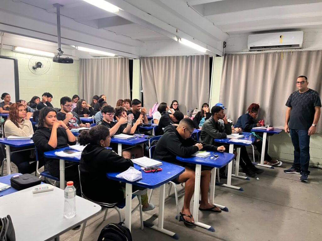 Estudantes participam de aula preparatória do Pré-ENEM Popular em Maricá.