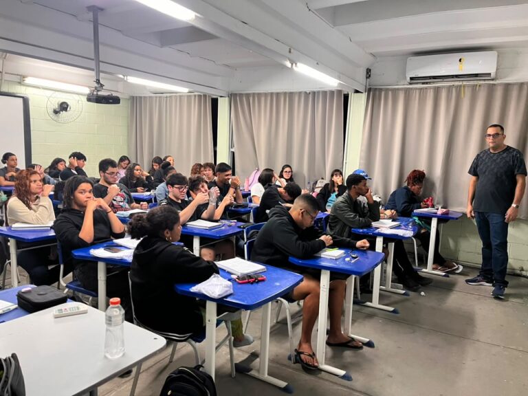Estudantes participam de aula preparatória do Pré-ENEM Popular em Maricá.