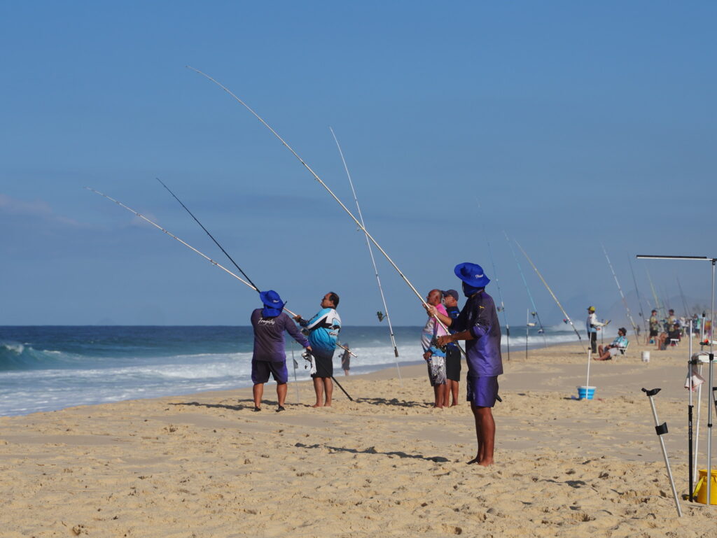 Pescadores em ação durante o Circuito de Pesca Esportiva na orla de Bambuí, Maricá.