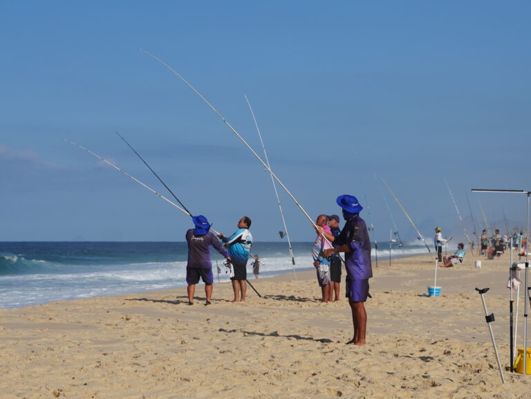 Pescadores em ação durante o Circuito de Pesca Esportiva na orla de Bambuí, Maricá.
