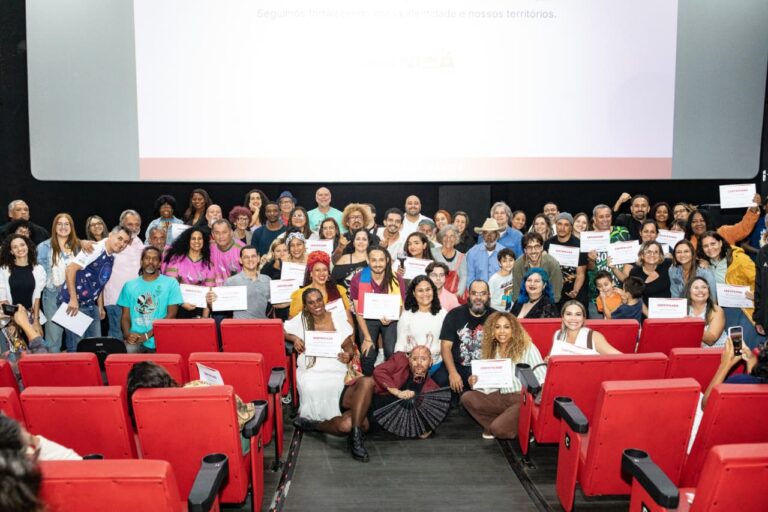 Artistas e representantes de coletivos recebem certificados da Política Nacional Aldir Blanc em cerimônia em Maricá.