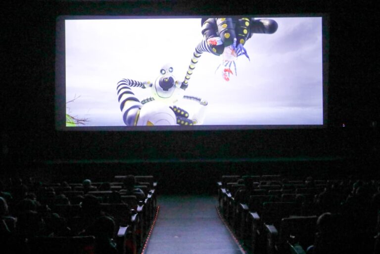 Crianças assistem a filme "Robô Selvagem" em sessão de cinema especial para Minha Casa, Minha Vida em Maricá.