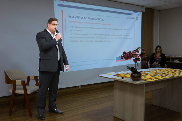 Secretário de Justiça e Cidadania de Maricá, Eduardo Carlos, ao lado de advogados.
