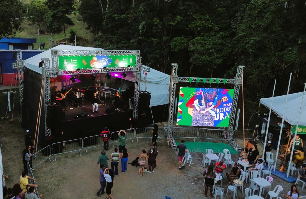 Pessoas visitam estandes de produtos locais na 8ª Festa do Produtor Rural em Maricá, RJ.
