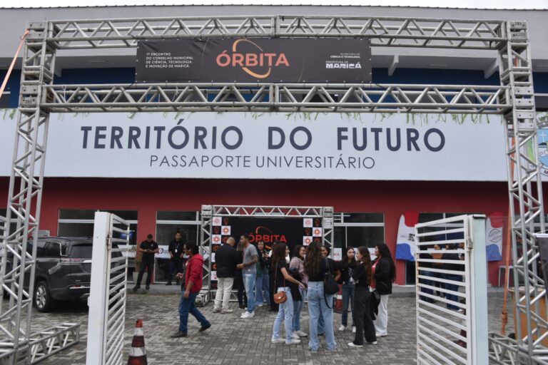 Pessoas em um evento de inovação em Maricá, sinalizando o avanço na criação do conselho de tecnologia.