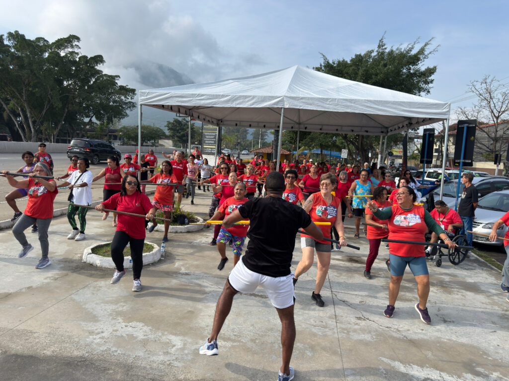 Idosos participam de aula de exercícios físicos ao ar livre em Maricá, promovendo saúde e bem-estar.