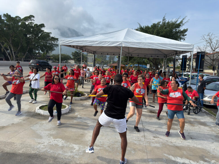 Idosos participam de aula de exercícios físicos ao ar livre em Maricá, promovendo saúde e bem-estar.
