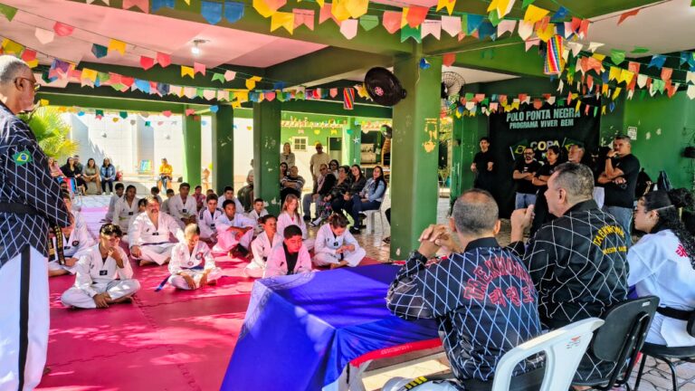 Alunos de taekwondo do Programa Viver Bem da Prefeitura de Maricá em cerimônia de graduação de faixa.