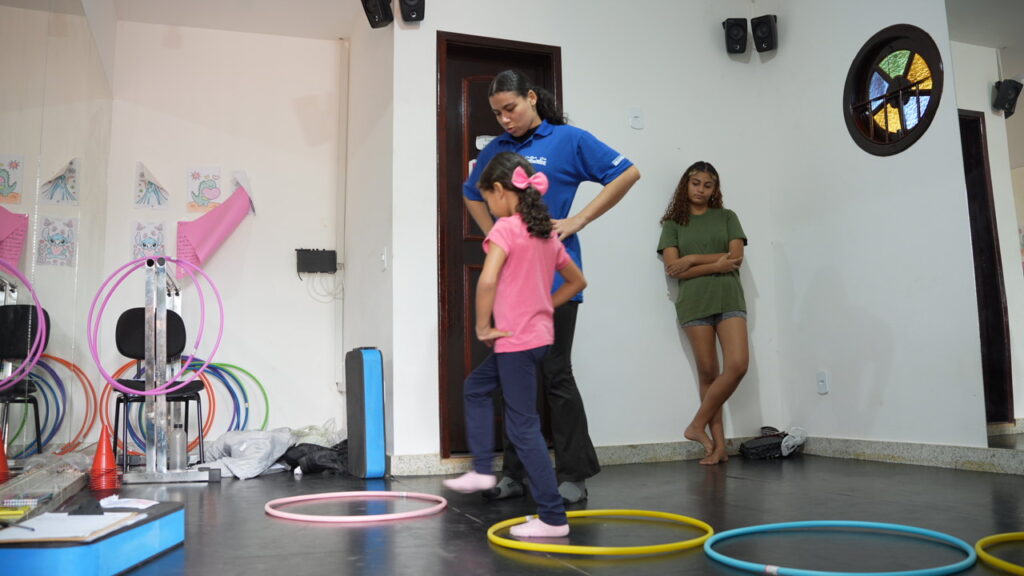 Jovens participam de batalha de rimas na Casa da Juventude de Ponta Negra, Maricá.