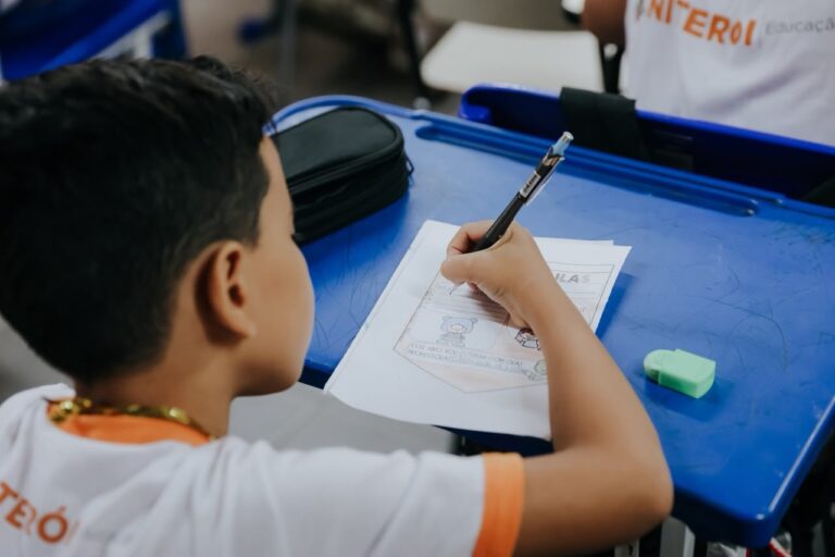 Estudantes da rede municipal de Niterói em sala de aula, celebrando o recorde de aprovação.