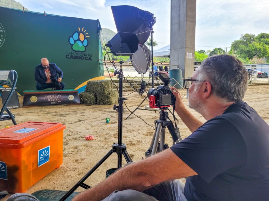 Cães de diversas raças em exposição no Parque Rural de Niterói com tutores e público