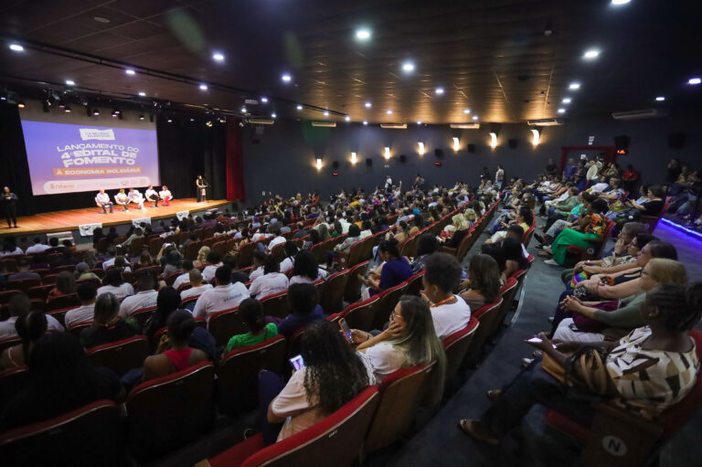 Cerimônia de lançamento do 4º Edital de Fomento à Economia Solidária em Niterói, com autoridades.