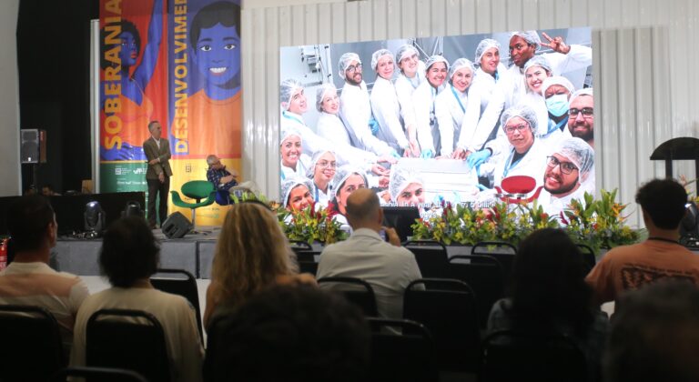 Pesquisador Luciano Andrade Moreira da Fiocruz palestrando sobre o método Wolbachia em Niterói contra a dengue.