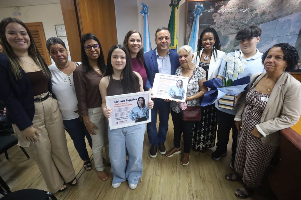 Autoridades e família de Bárbara Siqueira na inauguração da Casa Acolher em Niterói.