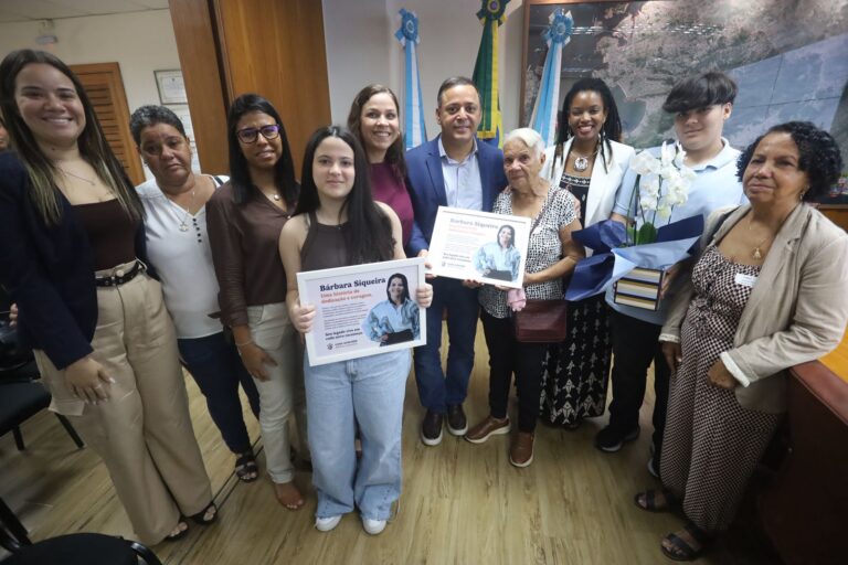 Autoridades e família de Bárbara Siqueira na inauguração da Casa Acolher em Niterói.