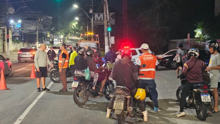 Agentes da NitTrans e forças de segurança fiscalizam motociclistas em Niterói, buscando irregularidades em escapamentos.
