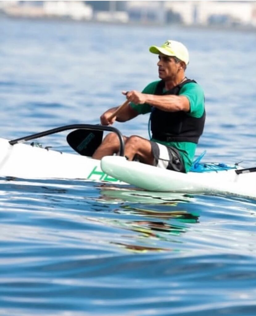 Canoas havaianas em disputa na Praia de São Francisco, Niterói, durante o Circuito Super Paddle.