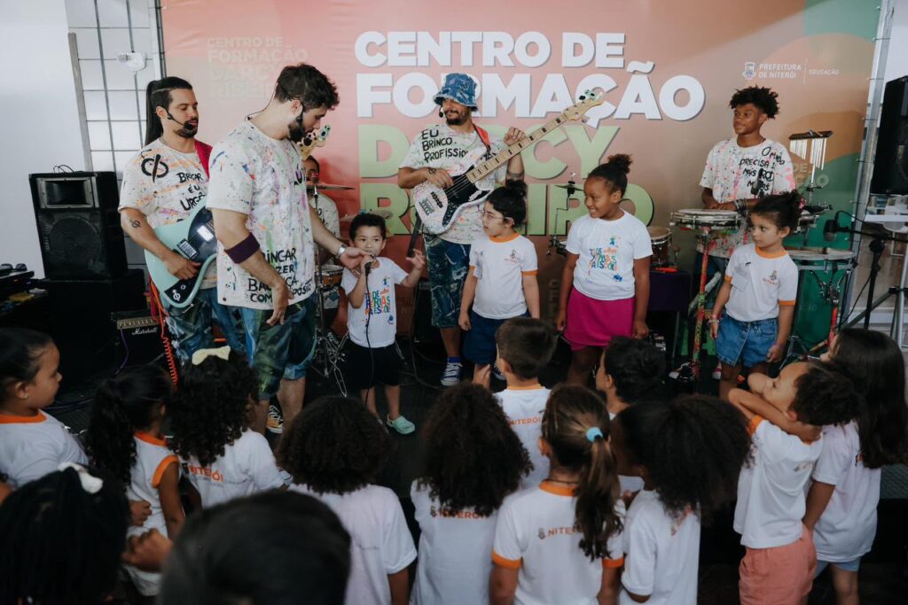 Crianças participam de atividades recreativas em colônia de férias promovida pela Prefeitura de Niterói.
