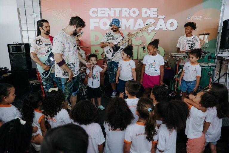 Crianças participam de atividades recreativas em colônia de férias promovida pela Prefeitura de Niterói.