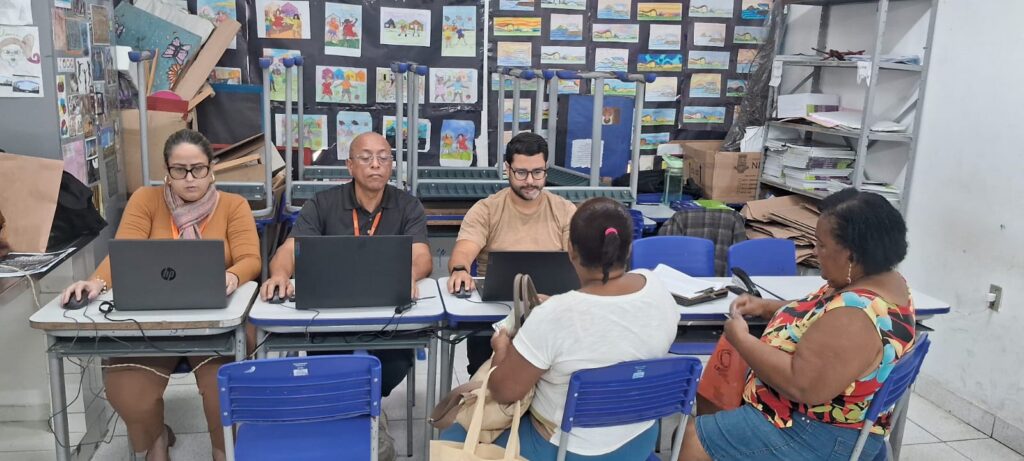 Famílias recebem atendimento da Prefeitura de Niterói para solicitar IPTU Social em mutirão.