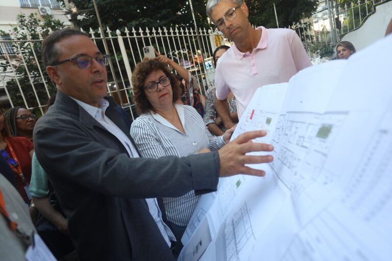 Prefeito vistoria obras da primeira UBS de Icaraí, Niterói, com foco em idosos, na Rua Álvares de Azevedo.