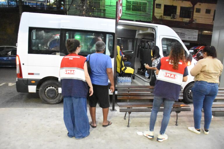 Equipes da Assistência Social e Saúde de Maricá conversam com pessoa em situação de rua em ação integrada.
