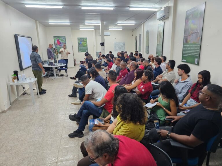 Grupo de engenheiros e arquitetos em reunião sobre vagas de emprego na fábrica de aviões da Desaer em Maricá.
