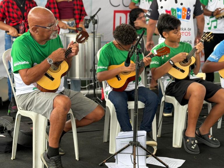 Pessoas assistindo a apresentações culturais e musicais no Festival Cultura de Direitos em Maricá, Bambuí.